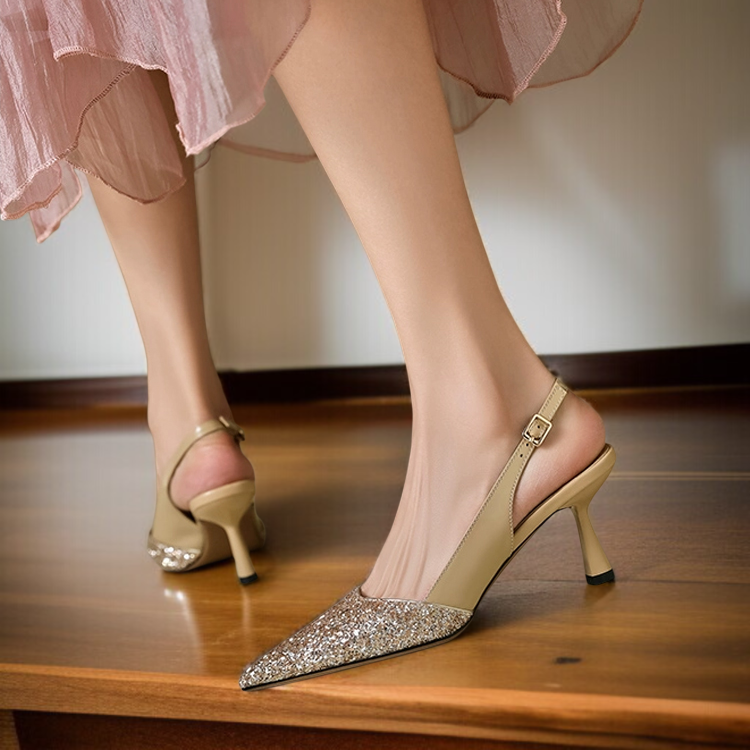 エレガントな輝きが特徴のパンプス正面写真