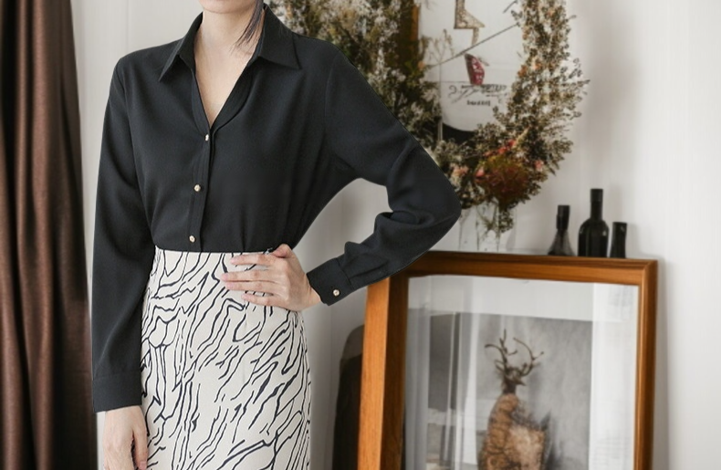 고급 소재로 제작된 여성 민소매 셔츠