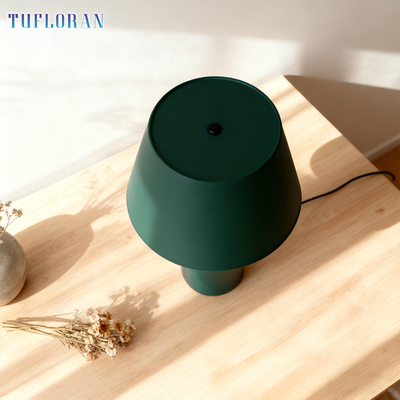 โคมไฟตั้งโต๊ะสีเขียว