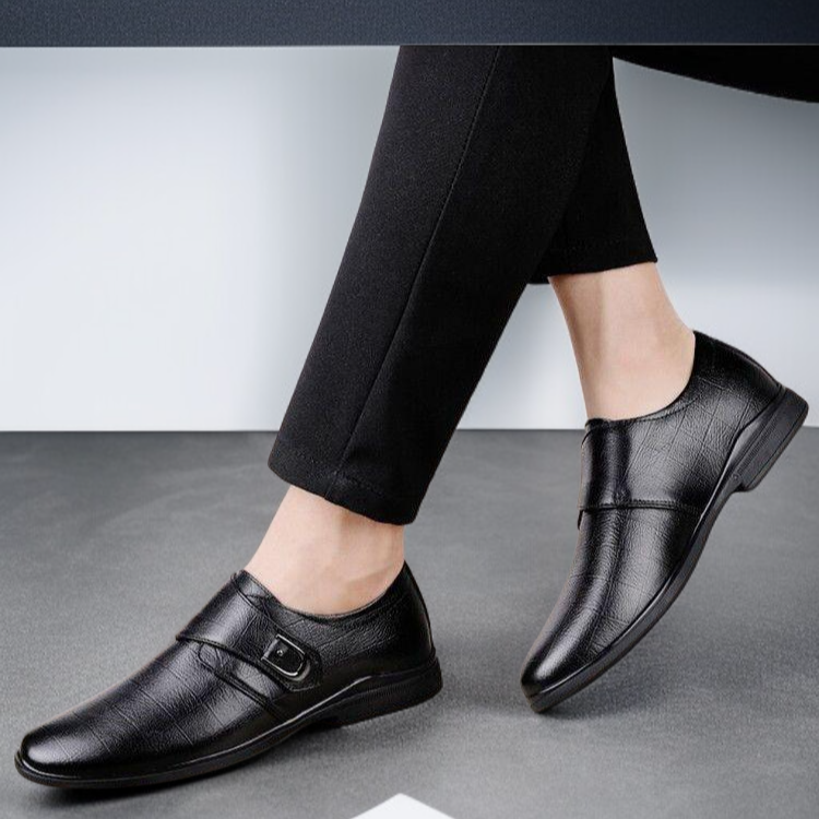 버클 디테일이 돋보이는 남성 신발