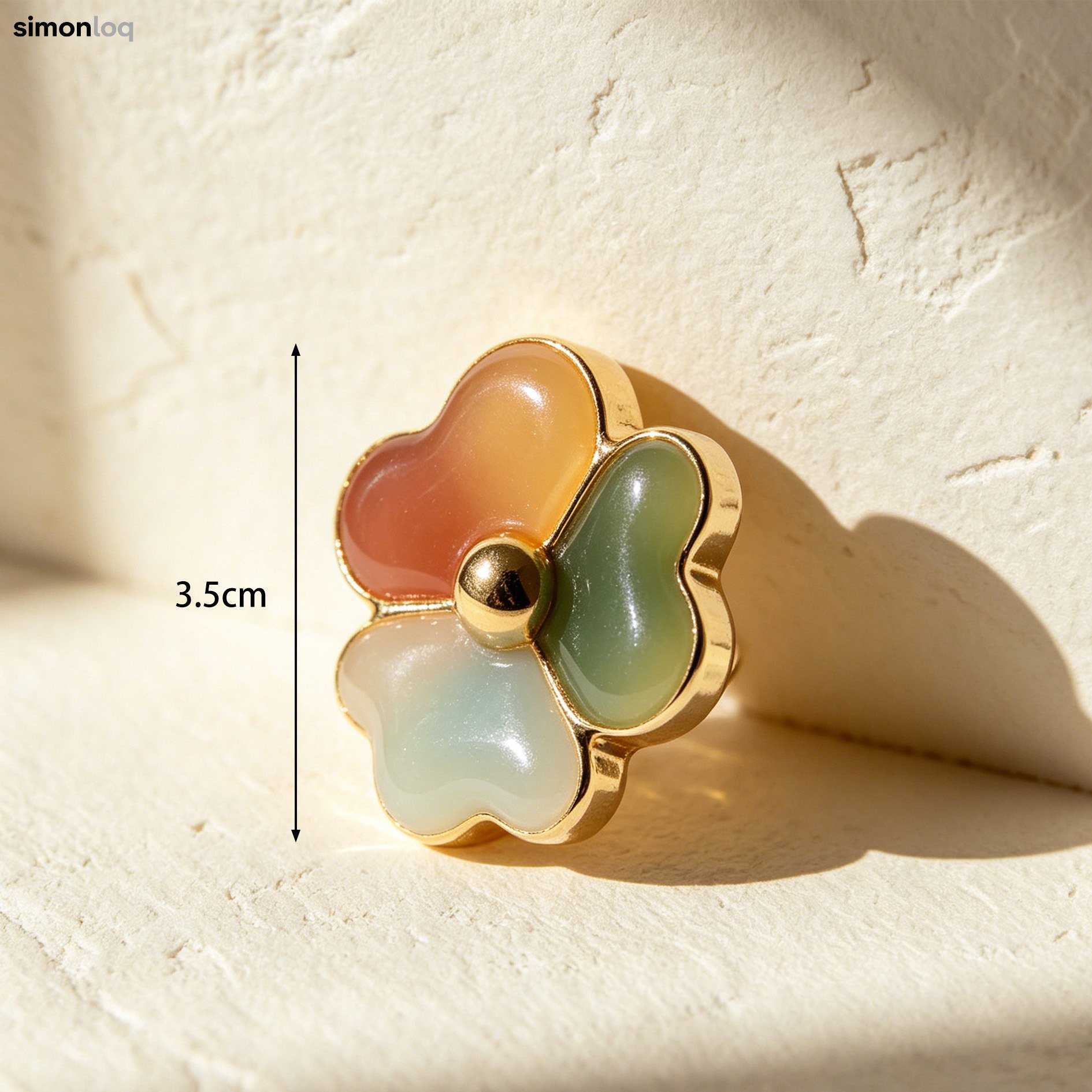 ファッションに映える花形ブローチ