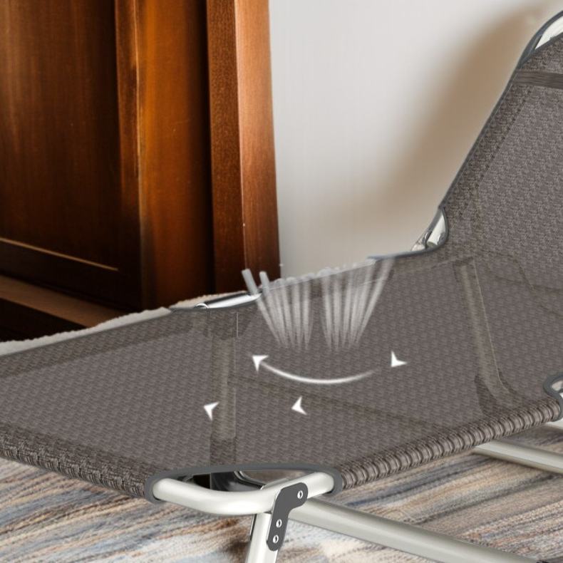 접이식 기능을 시연하는 싱글 침대