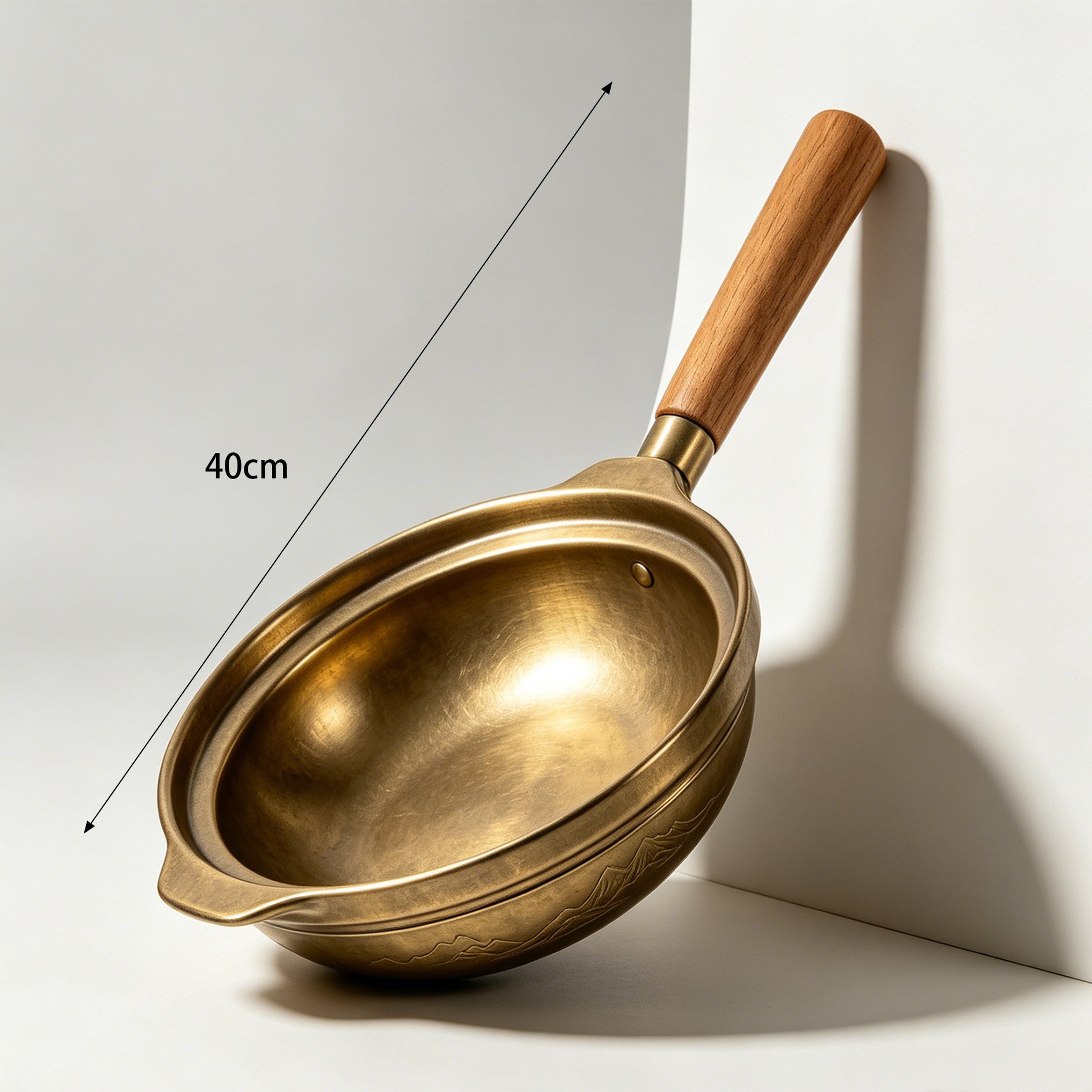Traditioneller Messing Wok beim Kochen auf dem Herd