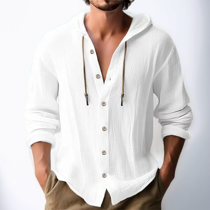 男性モデルが着用するフード付きTシャツ