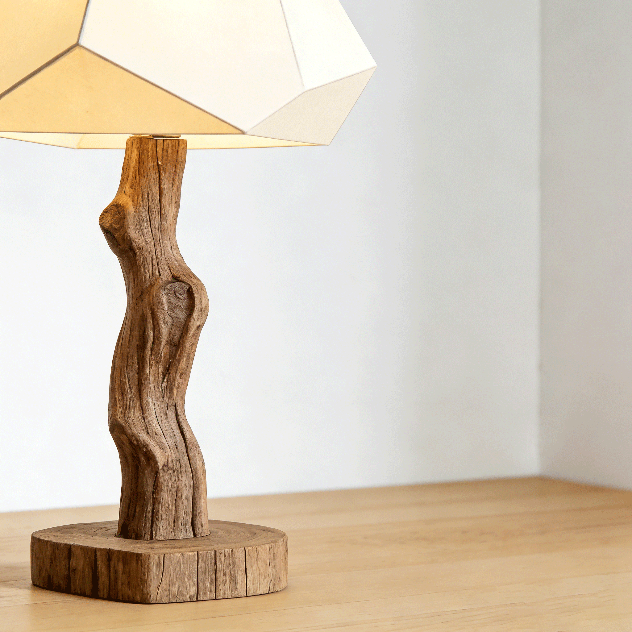 Lámpara de pie con diseño artístico