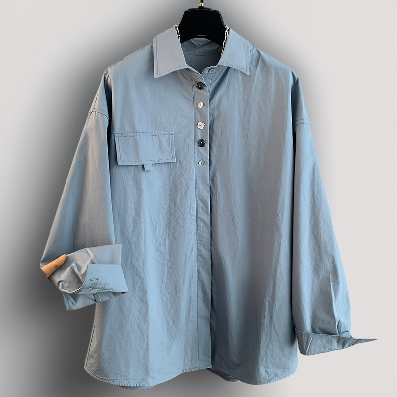 無地の襟付き長袖シャツ