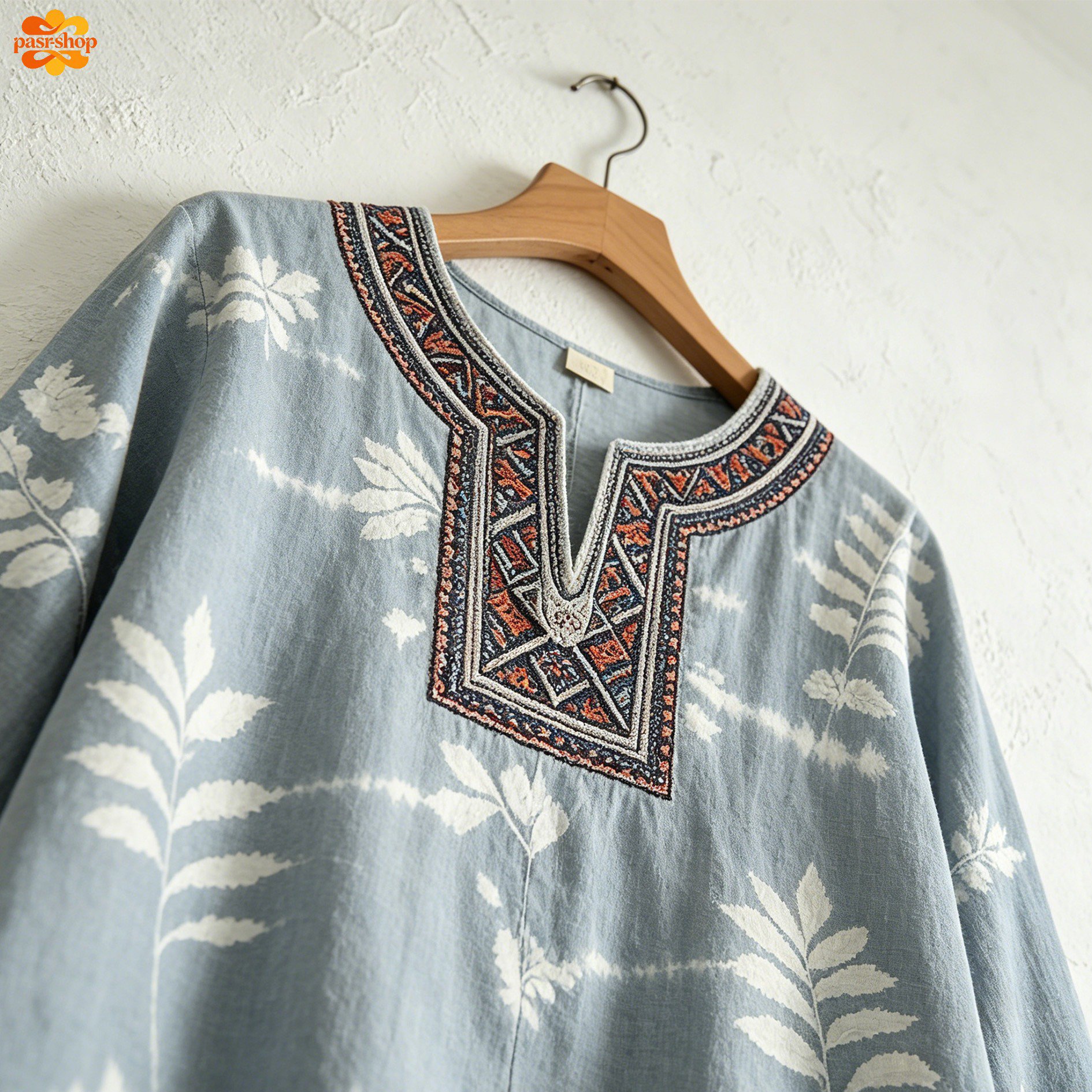 淺藍刺繡七分上衣