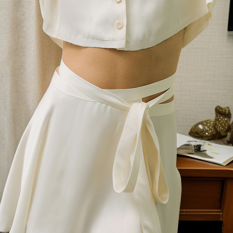 ファッショナブルなハイウエストショートスカートと長袖ボタンカーディガンセット