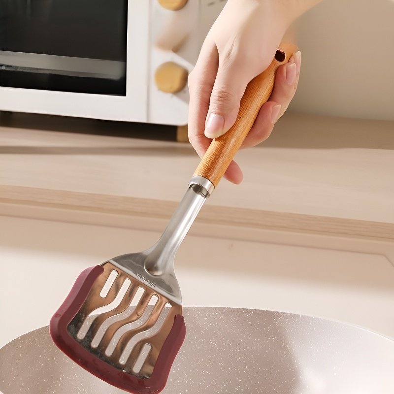 원목 코팅 프라이팬과 실리콘 주걱