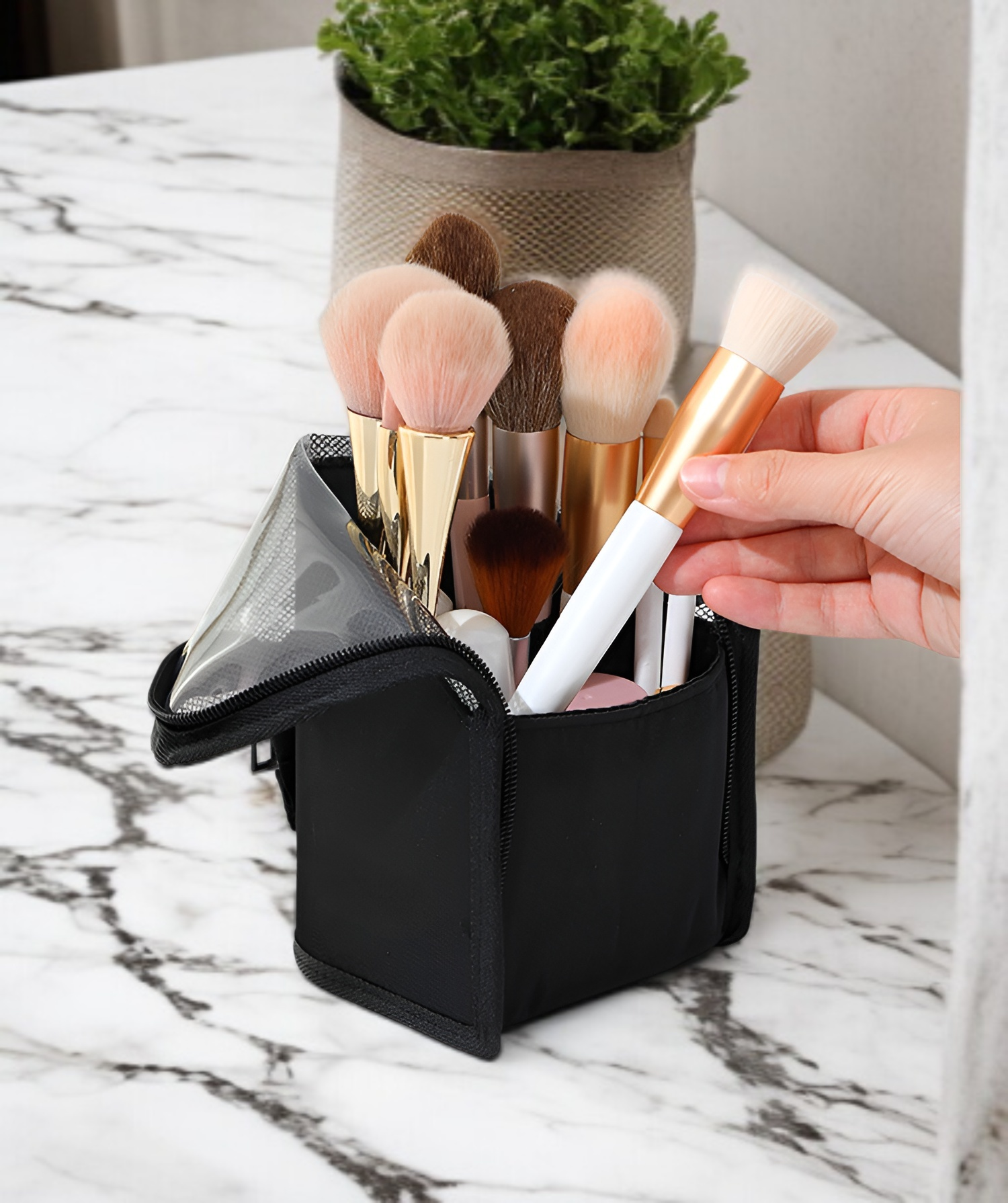 旅行に便利な化粧ブラシ収納袋