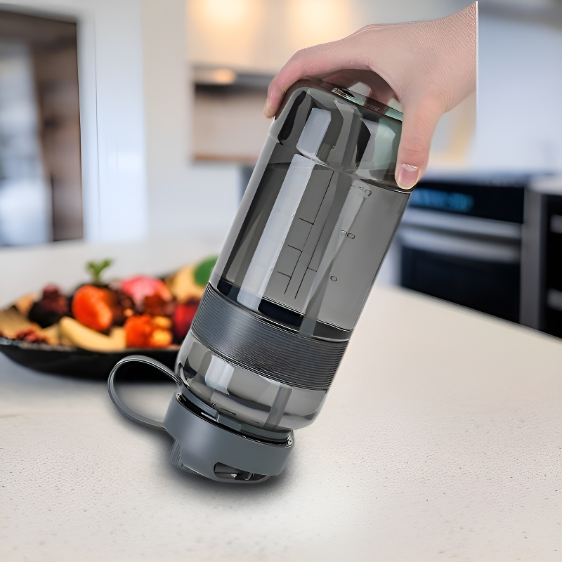 Botella de agua de plástico portátil de gran capacidad con pajita.