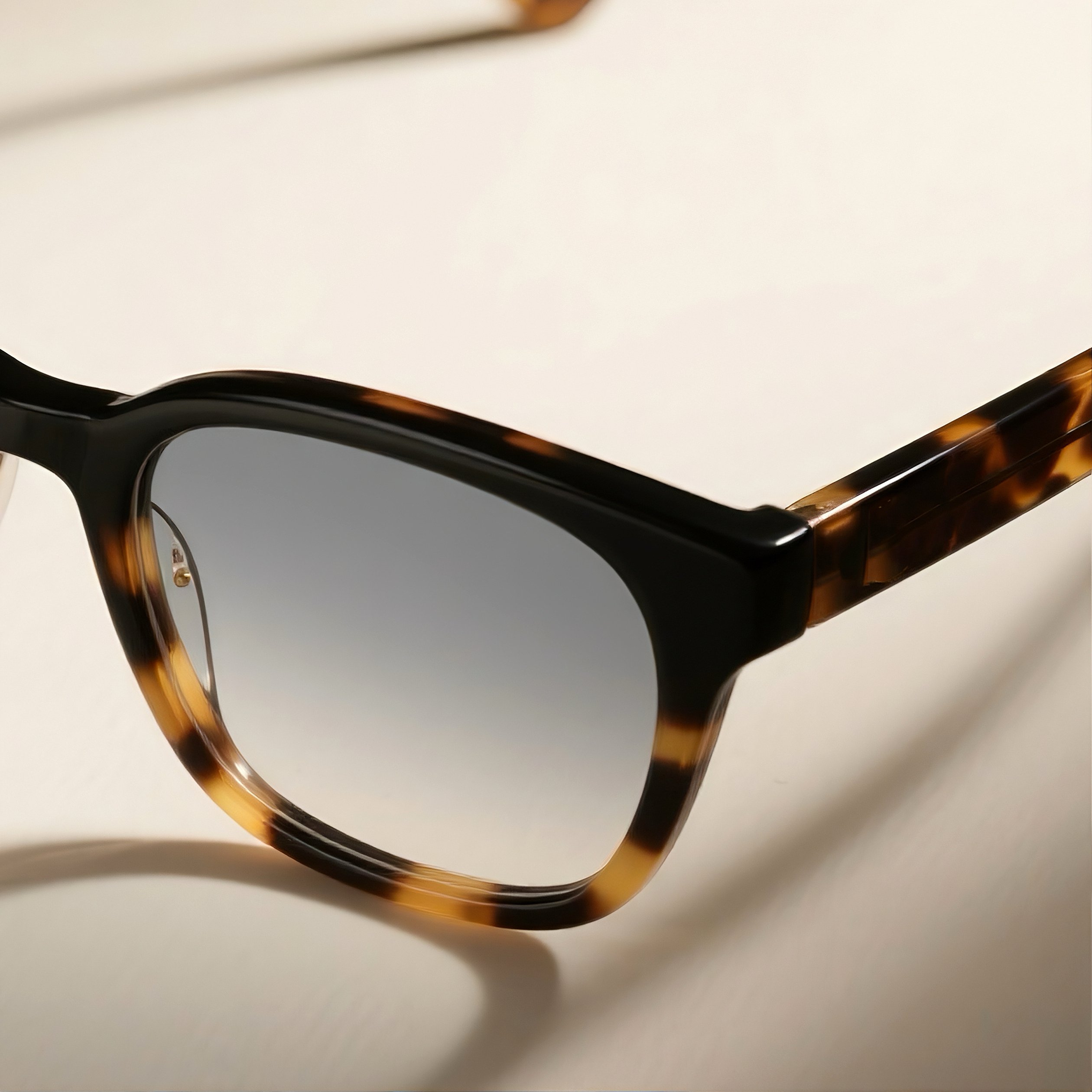 แว่นกันแดดสีเทาไล่เฉดลายเสือดาว