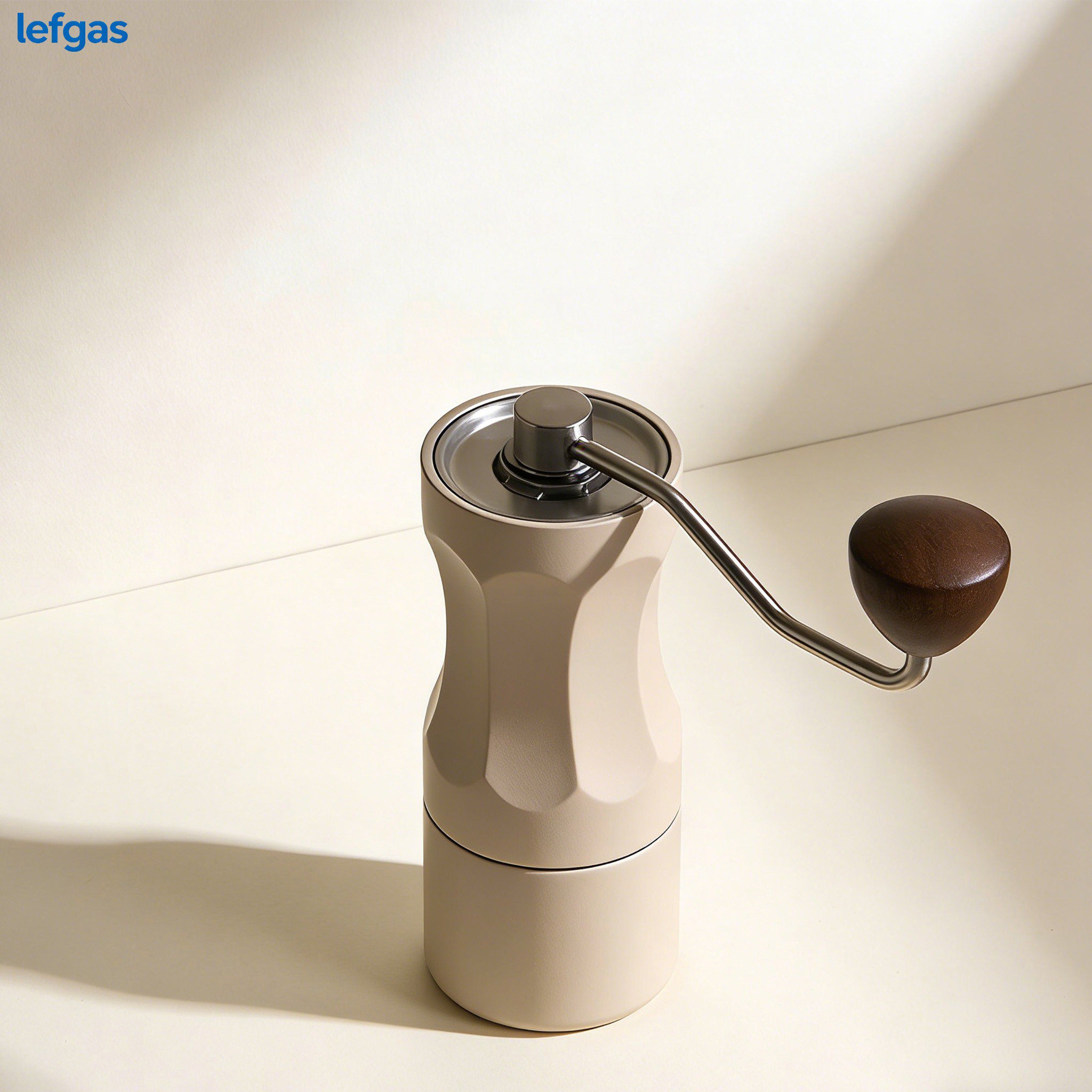 コーヒーマシンで淹れたてのエスプレッソ