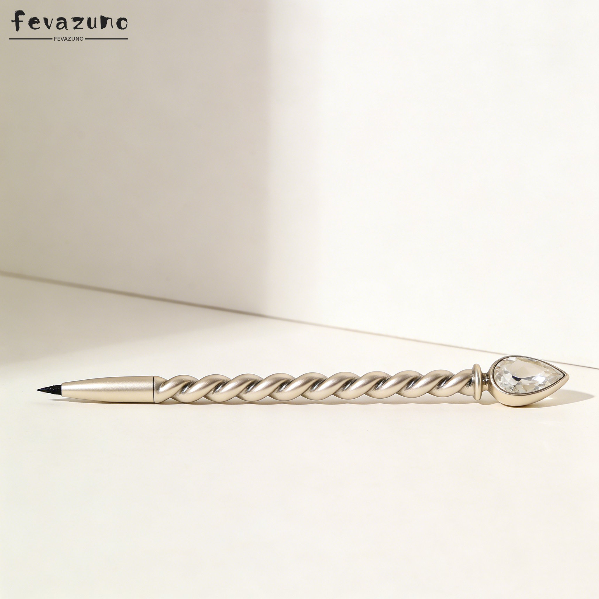 부드럽게 그려지는 아이라이너 펜슬