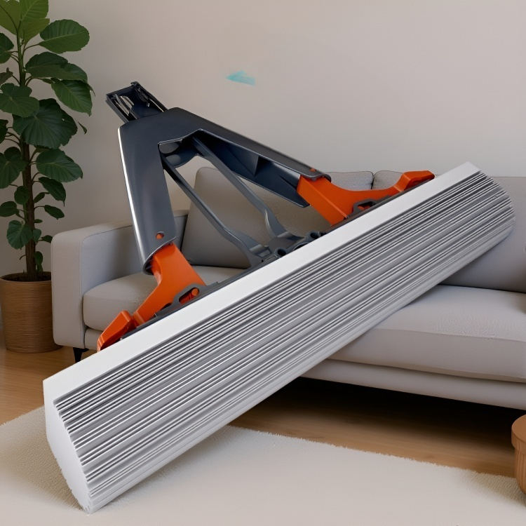 Mopa con esponja gruesa absorbiendo agua y suciedad