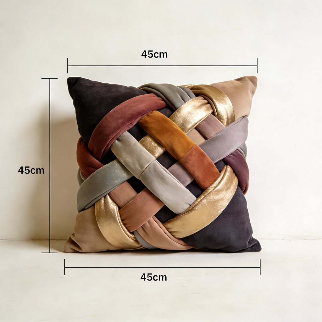 소파 위에 놓인 인테리어 쿠션