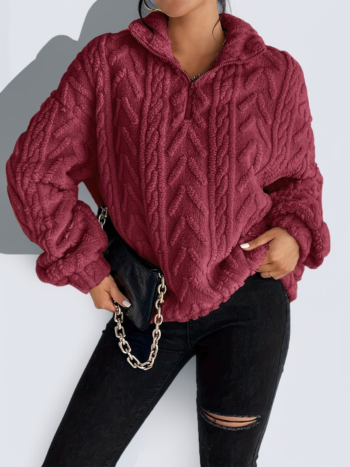 겨울 패션에 어울리는 여성용 꽃무늬 스웨트셔츠 착용샷