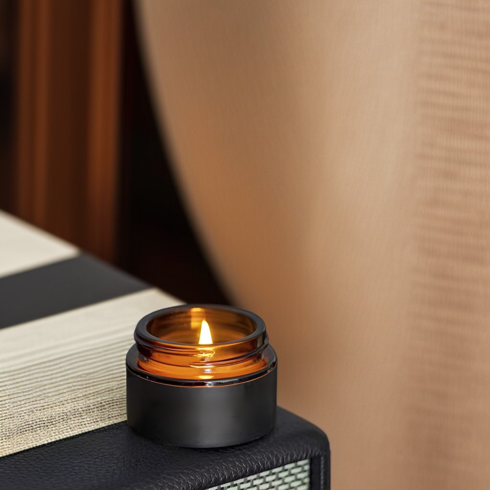 رائحة فاخرة من شمعة معطرة بنية