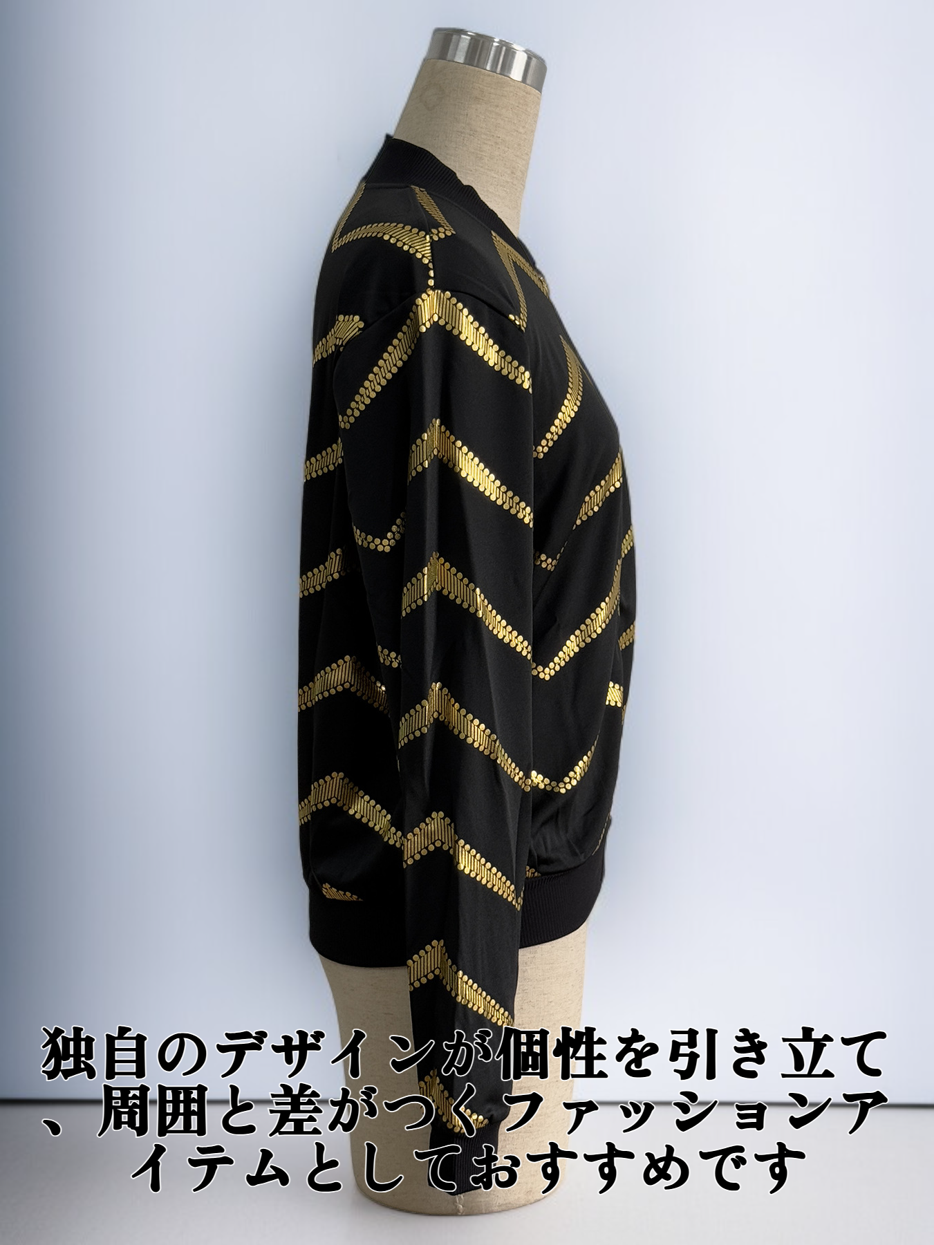 ジップアップ仕様のレディースボンバージャケットディテール