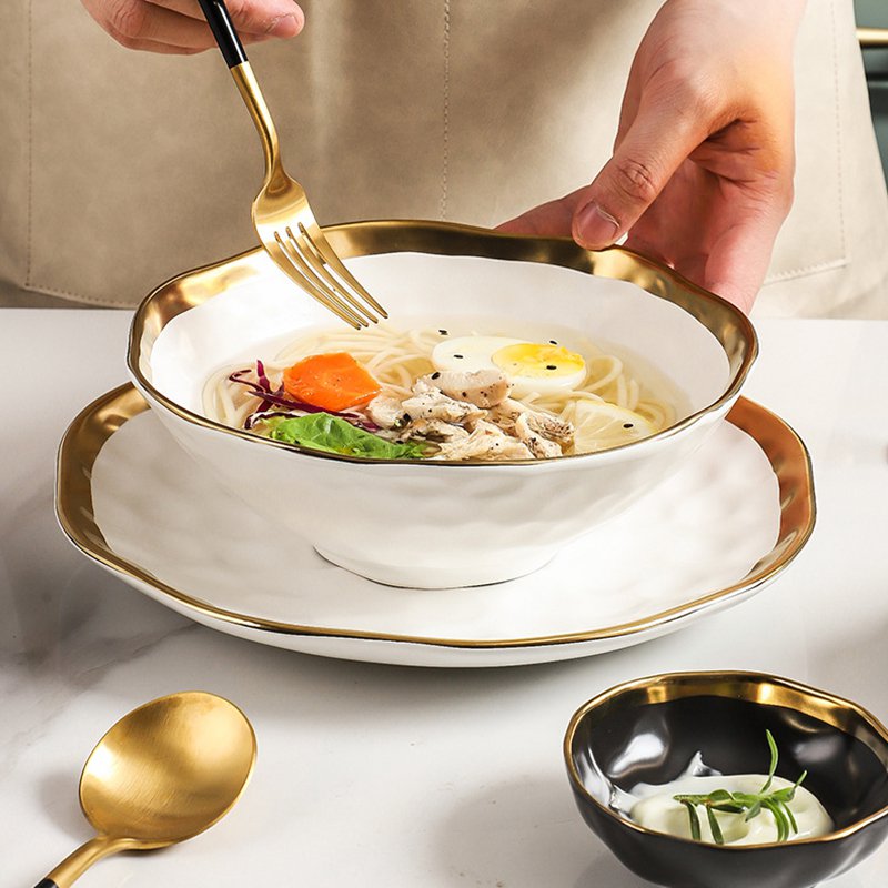 Keramikschüssel mit goldenem Rand