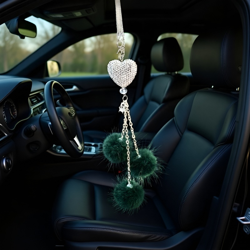 Zbliżenie na wisiorek samochodowy z pomponem