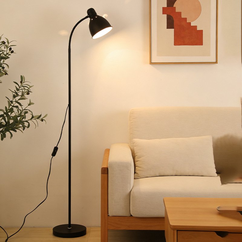 Stehlampe aus Metall mit Glühbirne