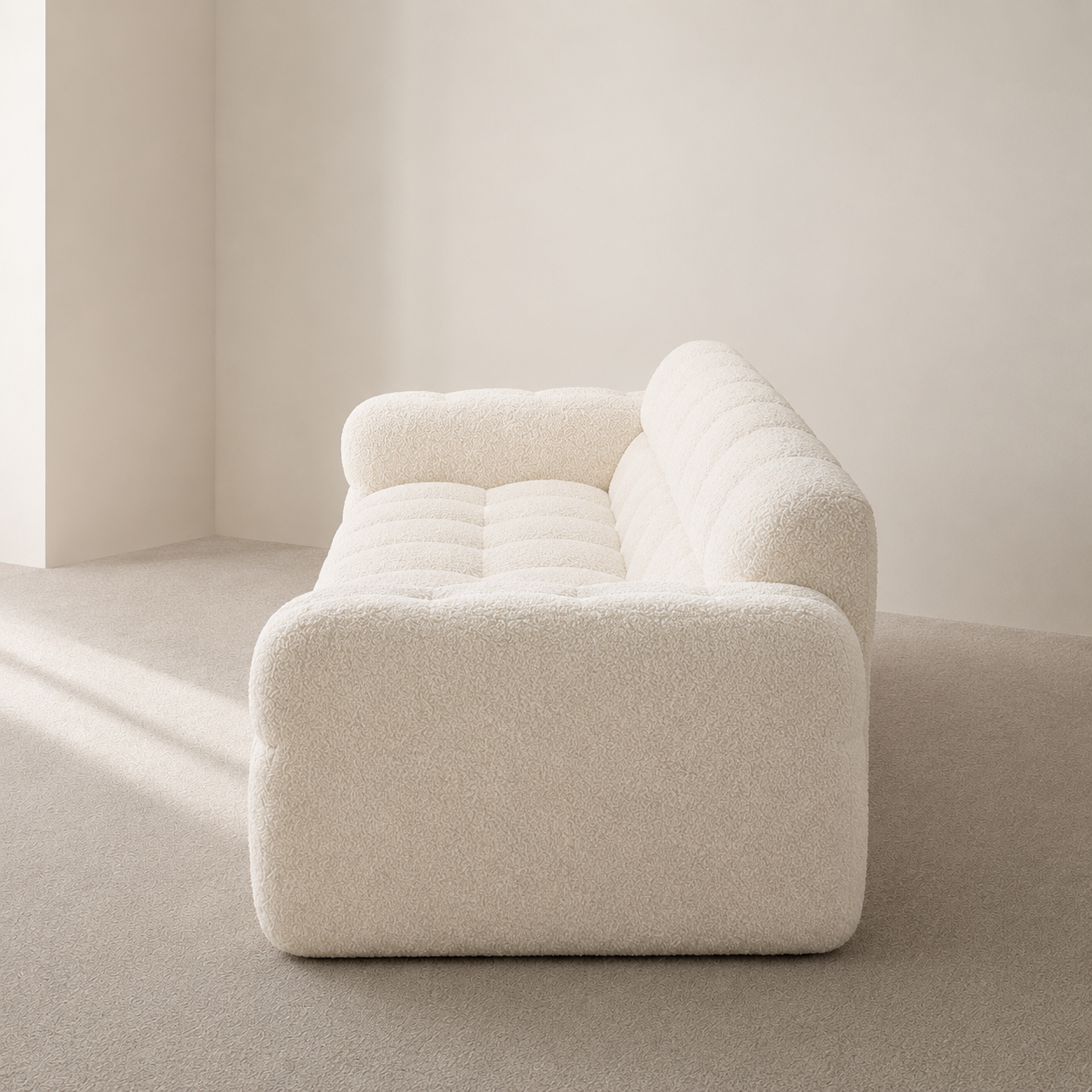 Cremiges Marshmallow-Sofa im modernen Wohnzimmer