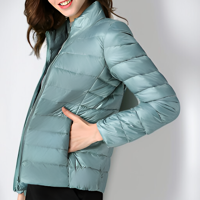 女性用ダウンジャケットは軽量です