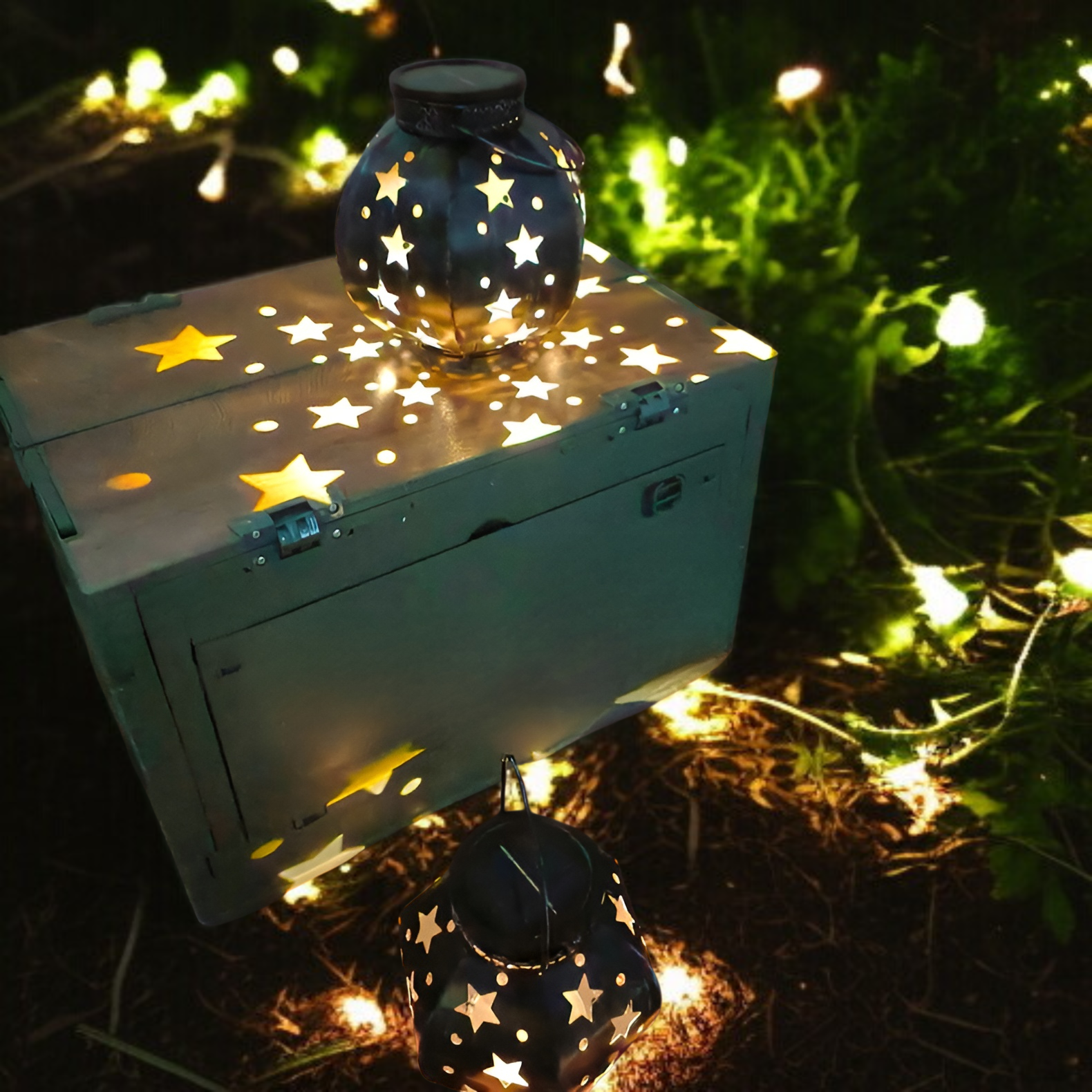 暖かい光を放つ芝生ライト