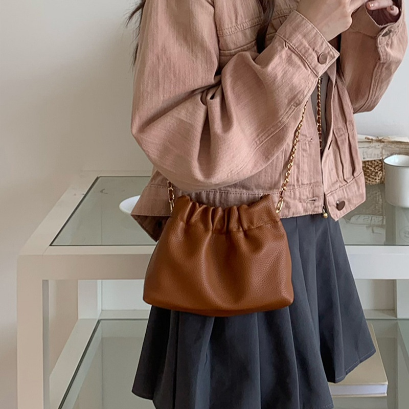 雲朵造型鏈條女斜背小包 純色單肩包