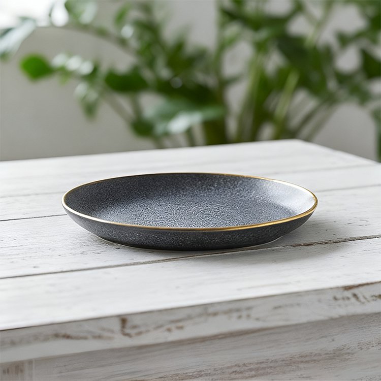 Černý keramický talíř se zlatým okrajem detailní pohled