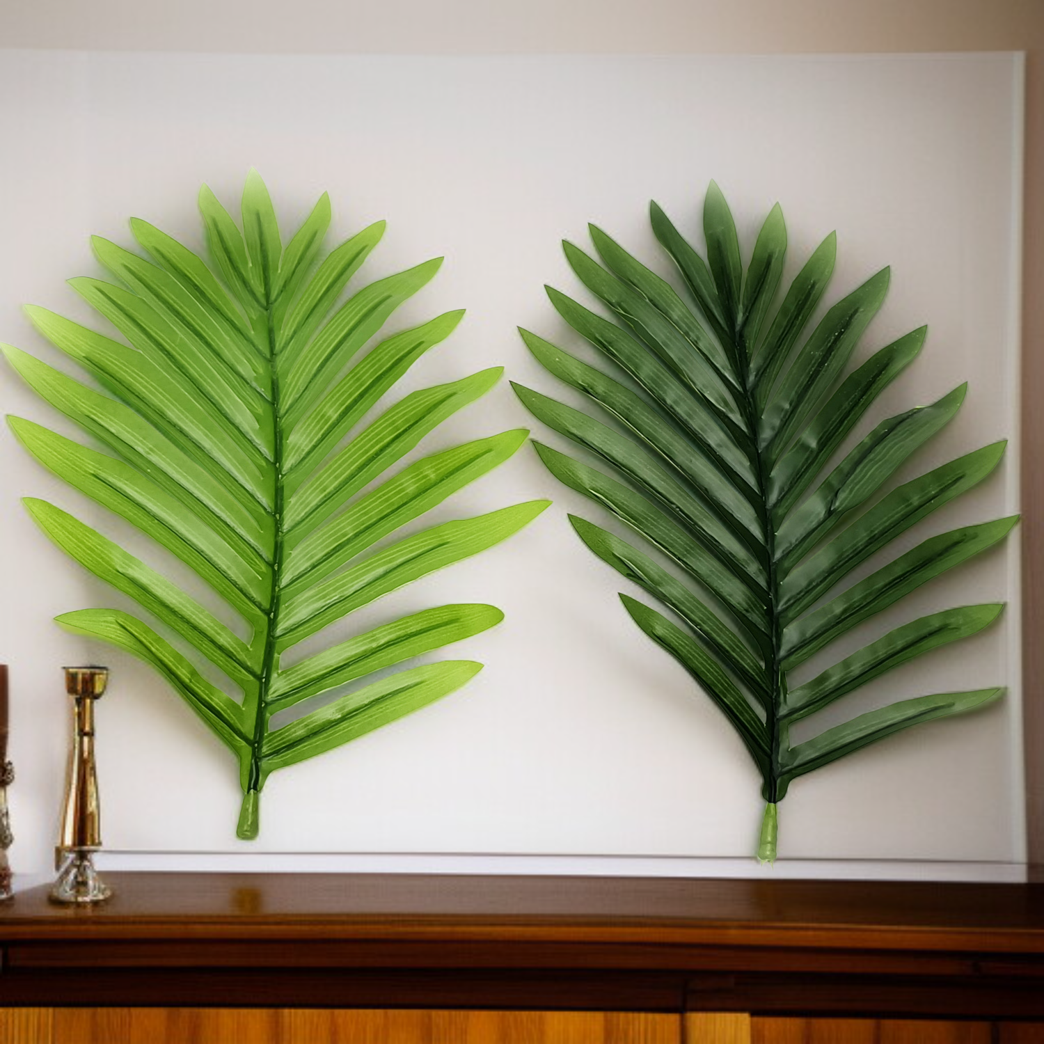 가짜 나무 화분이 있는 현대적인 거실 모습