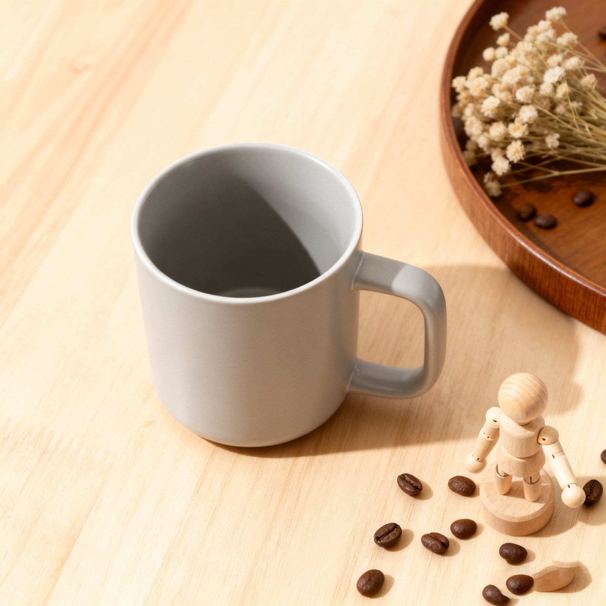 Elegante graue Tassen für Kaffee und Tee