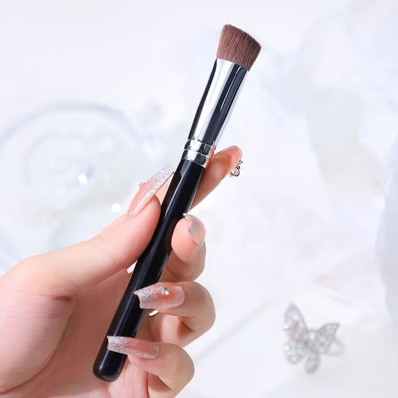 Háromszög alakú highlighter ecset, pirosító ecset, korrektor ecset