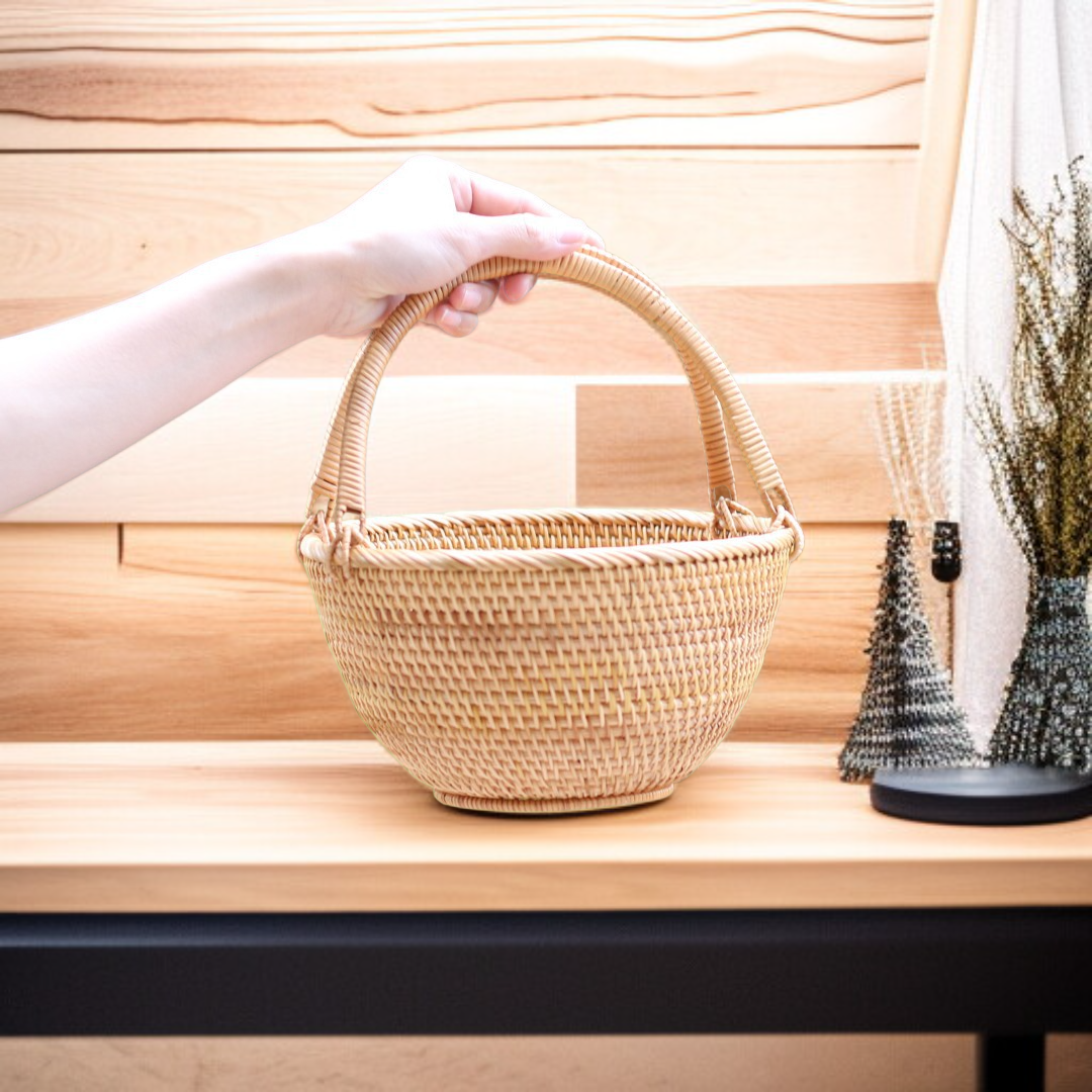 과일이 담긴 바구니와 꽃병의 조화