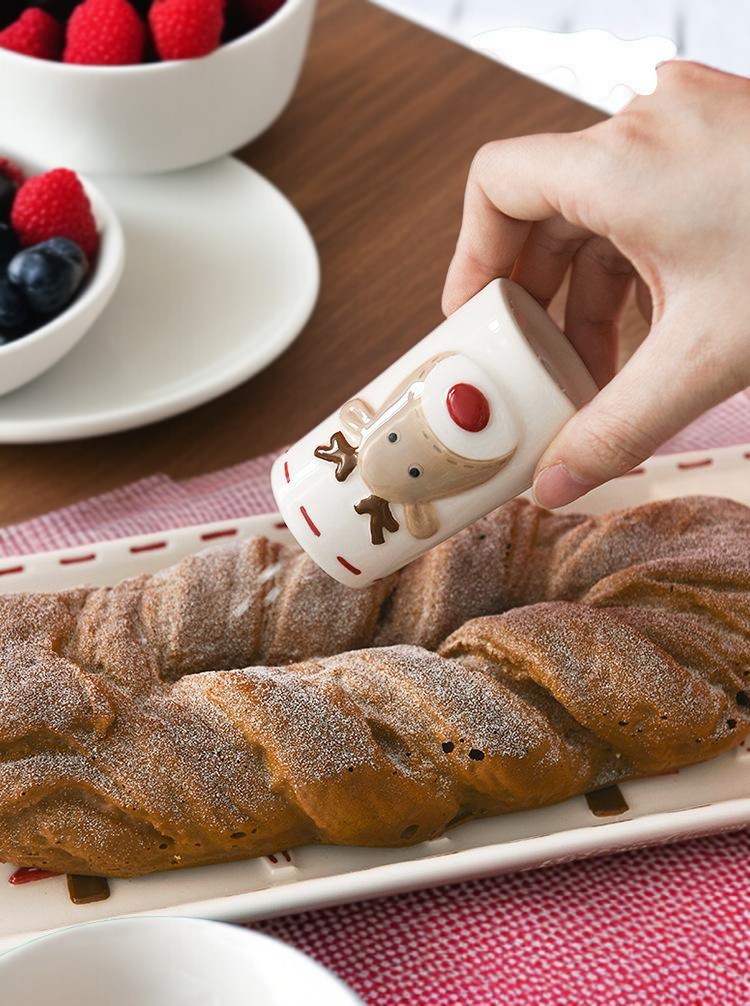 여러 조미료를 담은 원형 도자기 수납병