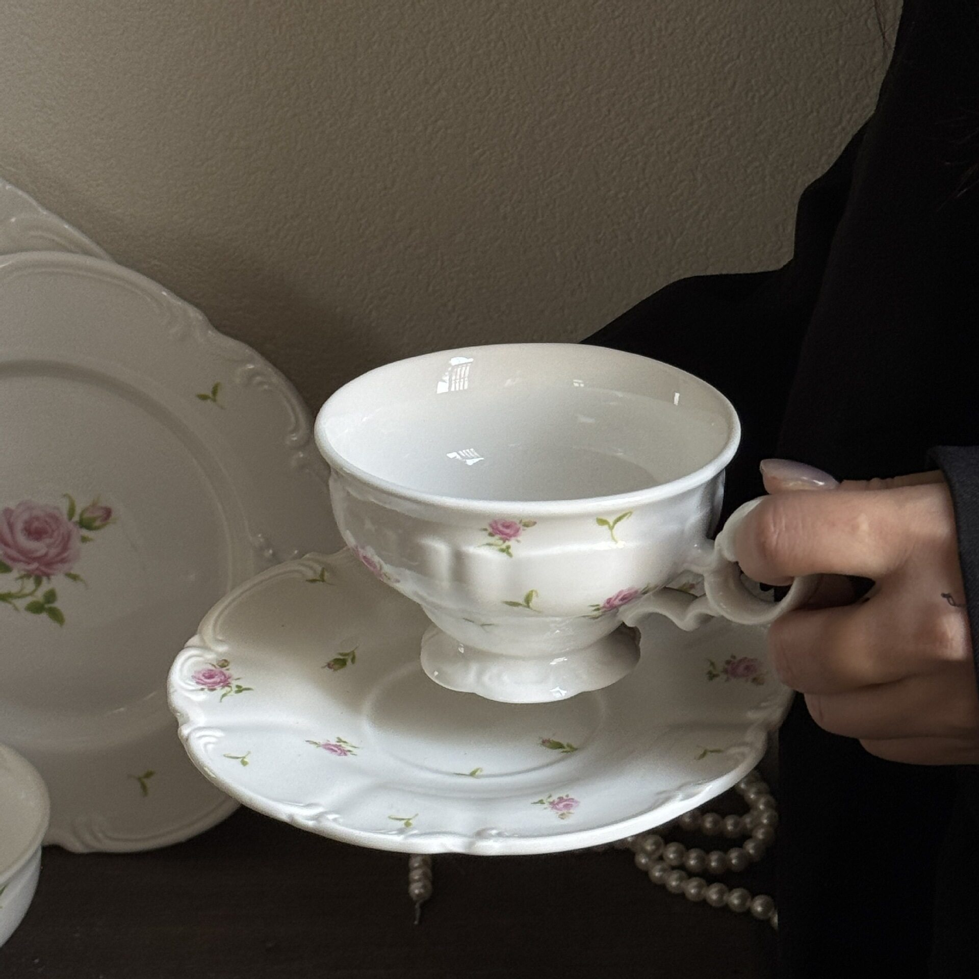 Assiette en céramique relief roses style vintage français