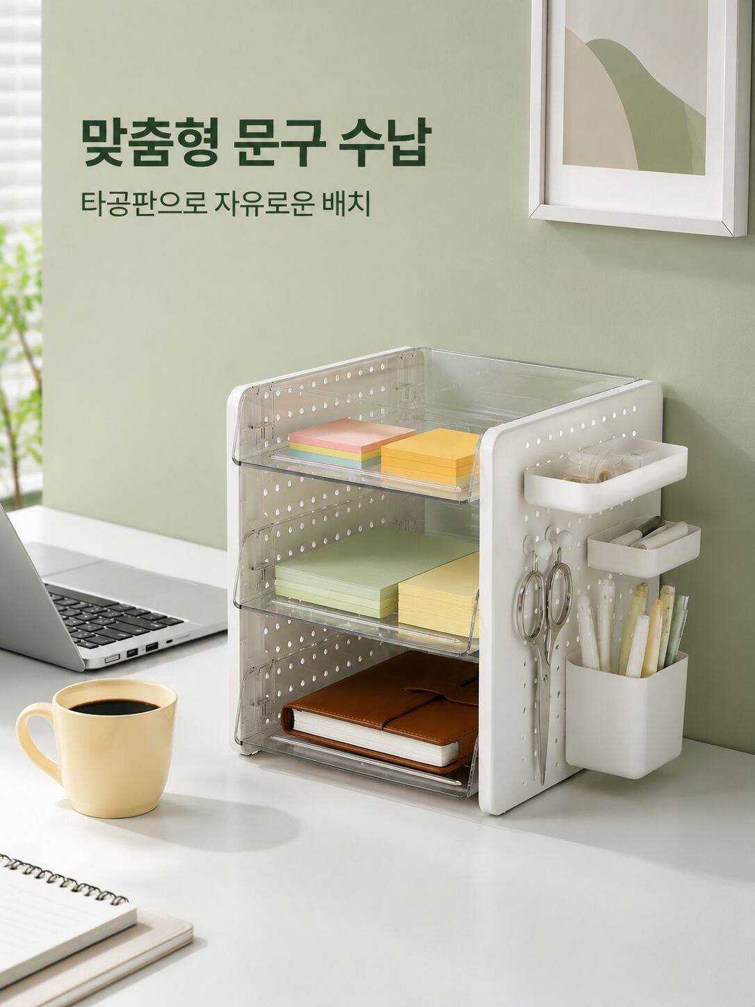 휴대폰과 필기구가 정리된 모습