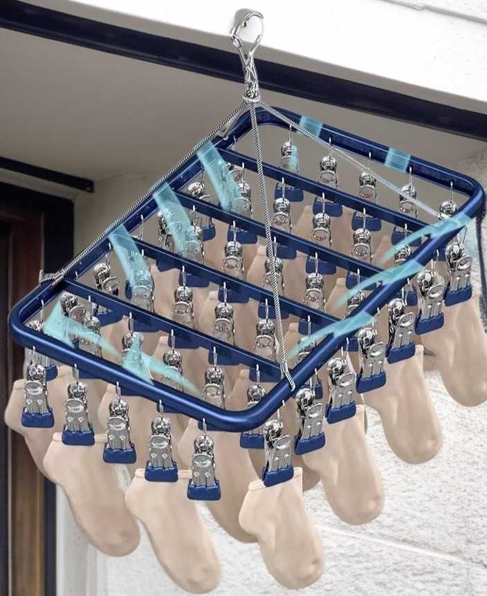 방수 처리된 건조대와 빨래집게 전시