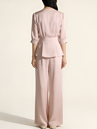 Raffinierter und eleganter Anzug mit Taillenbetonung