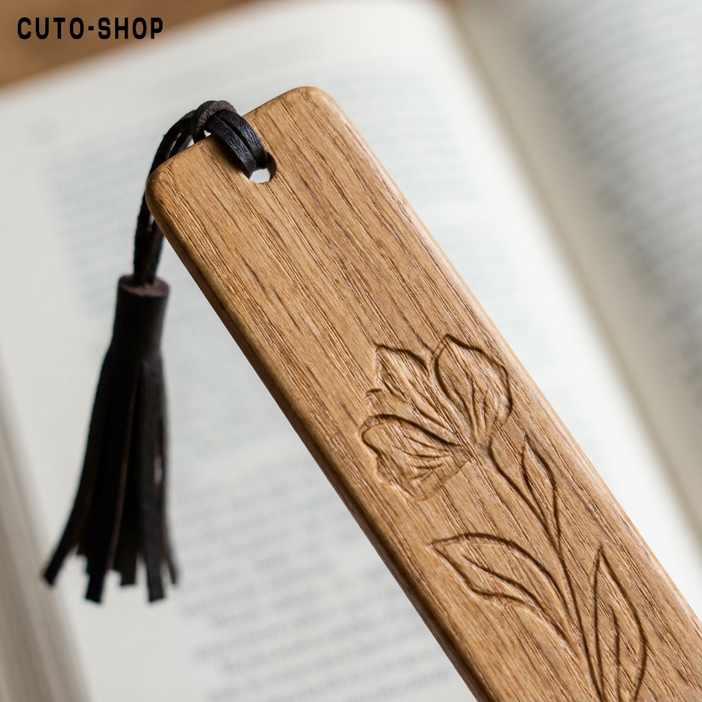 Marca páginas de madera artesanal sobre libro abierto
