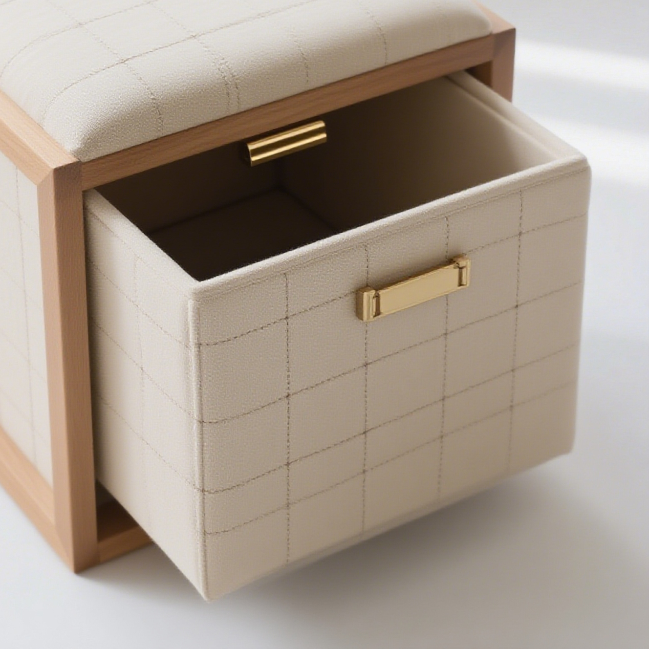 Banco de almacenamiento con estructura de madera maciza en salón moderno