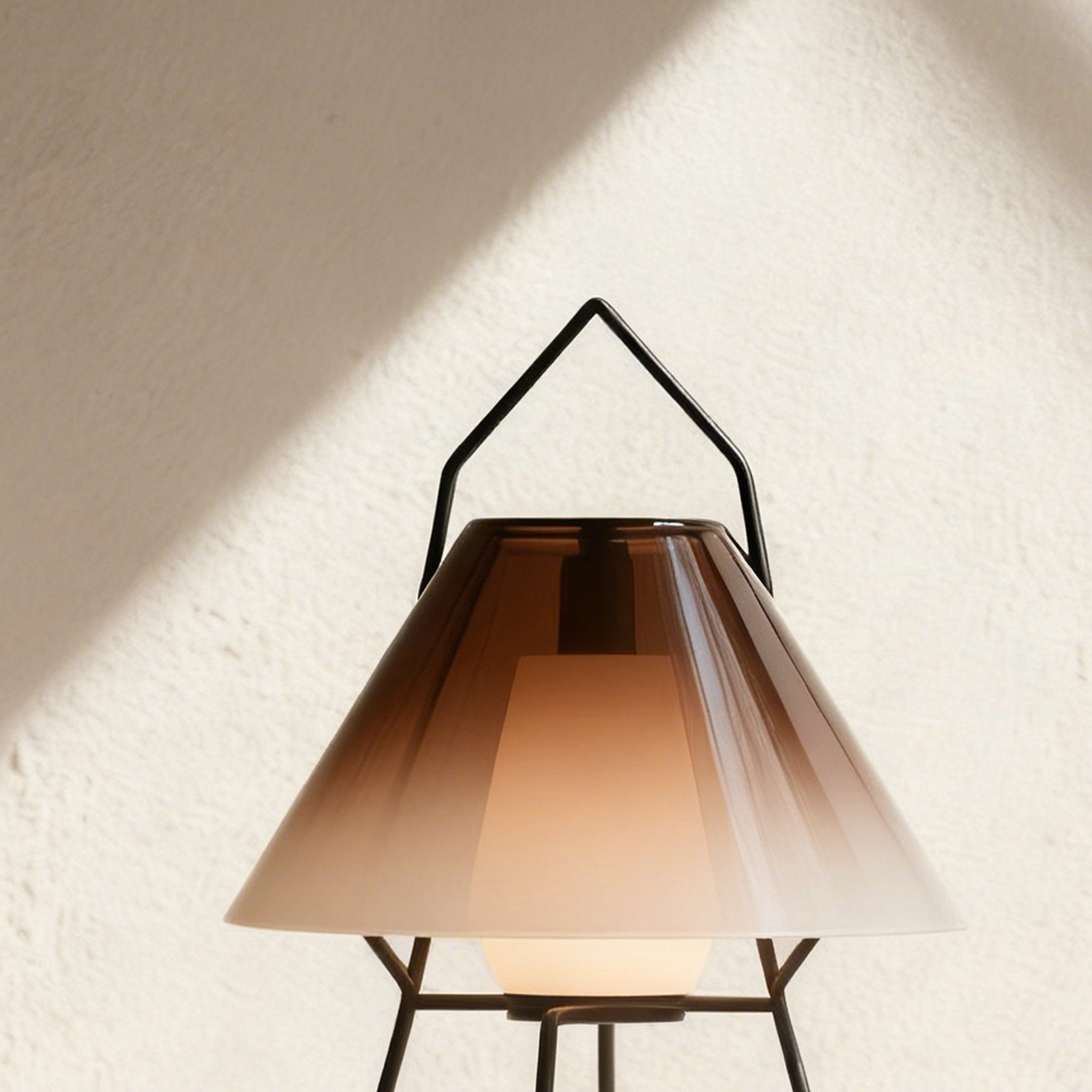 감성적인 그라데이션 효과의 캠핑 라이트 3개