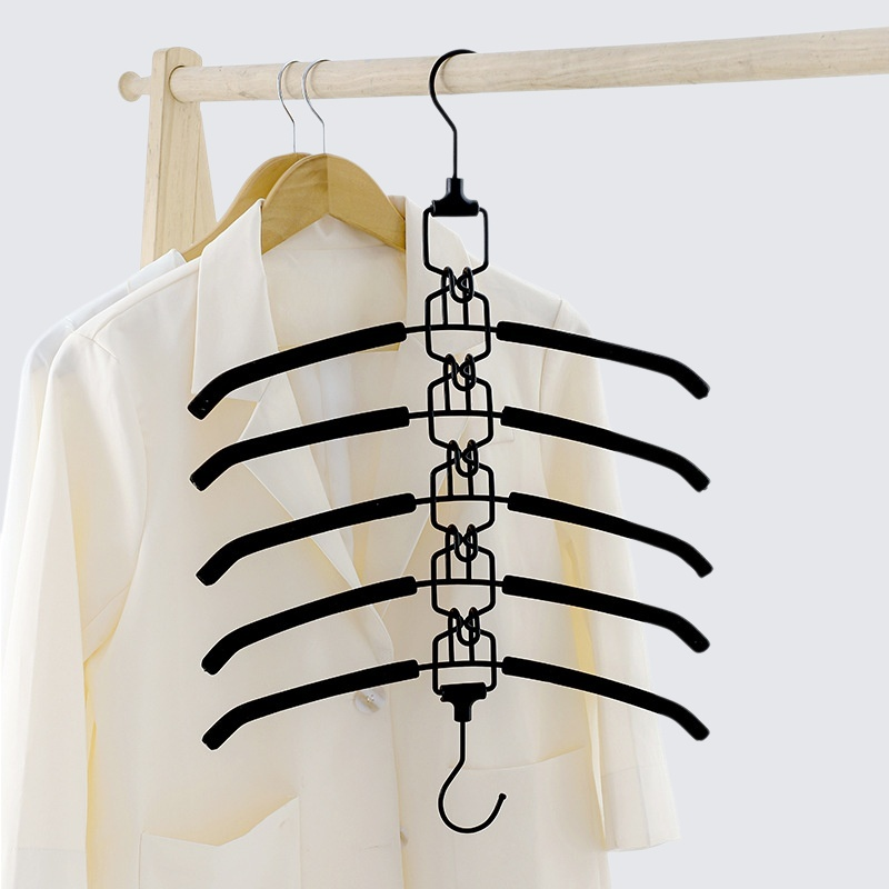 複数の衣類を掛けた多層ハンガー