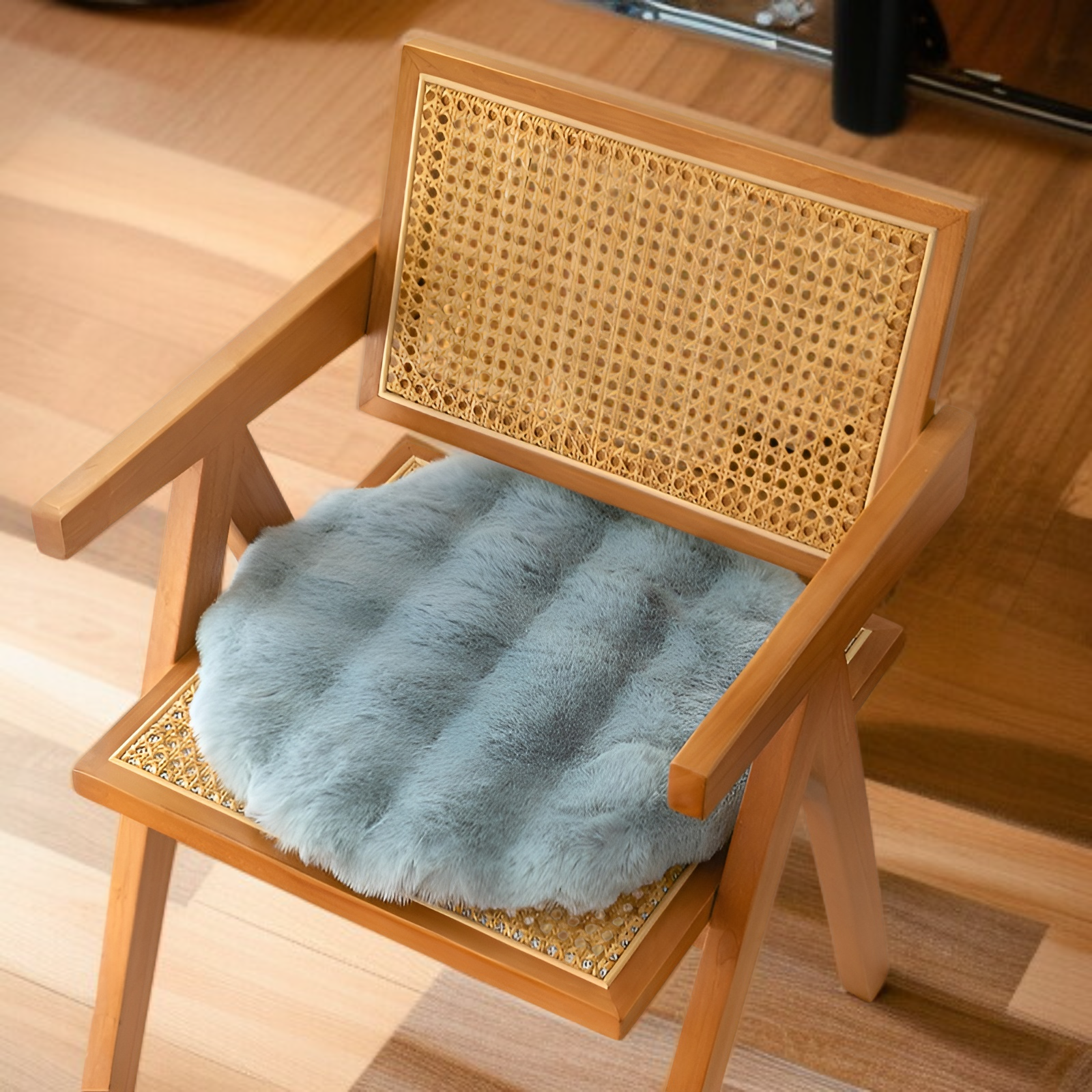 침대에 놓인 부드러운 크림 라운드 쿠션