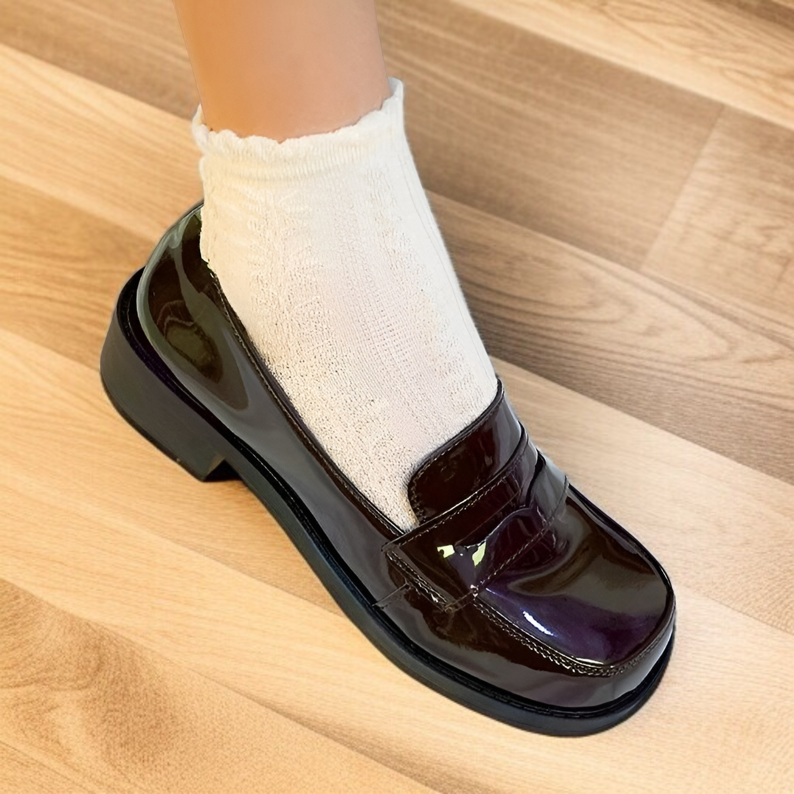 光沢のあるレザーのロリータシューズ