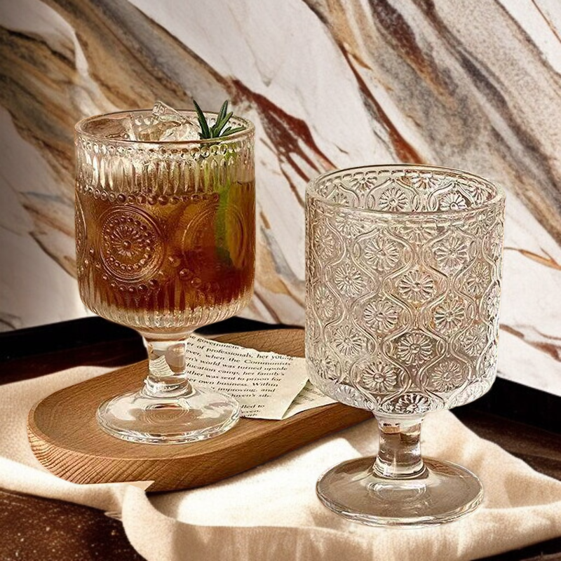 ヴィンテージ風デザインの脚付きグラスをテーブルに置いた様子