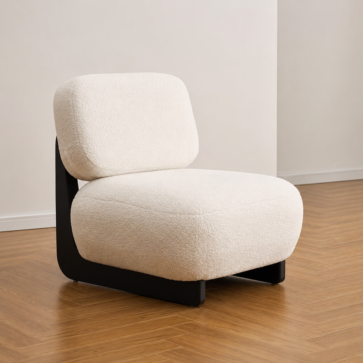 Sessel aus Massivholz mit Lammfellbezug