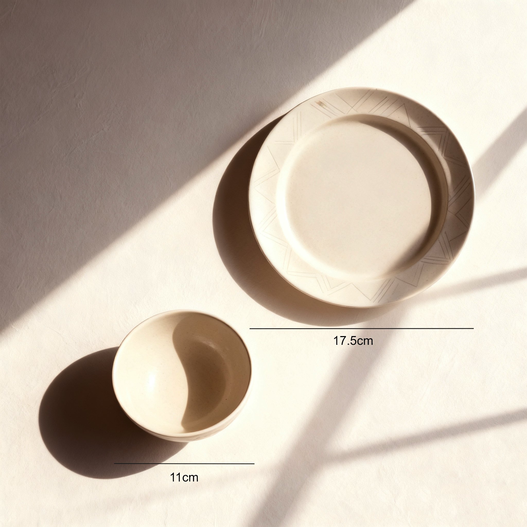 4組のプレートとボウルが並んだ食器セット