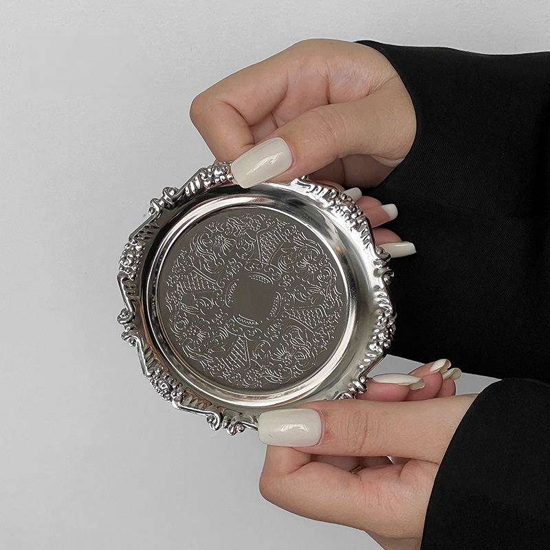 Petit plateau en métal sculpté rétro